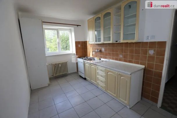 Udržovaný byt 2+1 ve druhém patře cihlové budovy v Ostrově - Photo 1