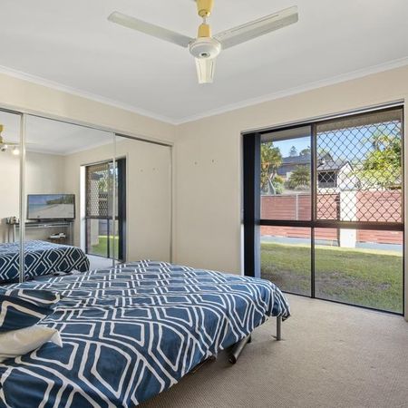MASSIVE FAMILY HOME IS SET TO IMPRESS - 5 BEDROOMS - LARGE POOL & ENTERTAINING AREA - Photo 5