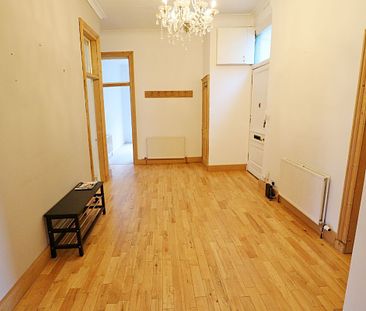 3 Bed, Flat - Photo 2