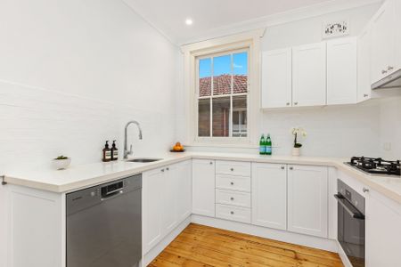 Tranquil Renovated First Floor Apartment in Character Art Deco Block - Photo 5