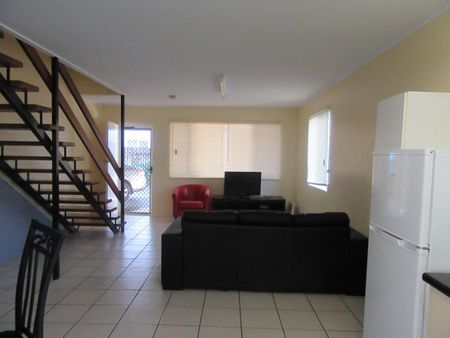 AFFORDABLE FURNISHED TOWN HOUSE IN FANTASTIC LOCATION! - Photo 2