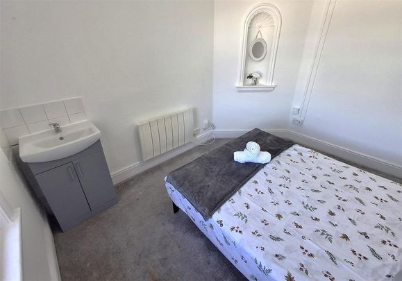 10 bedroom house share to rent - Photo 1