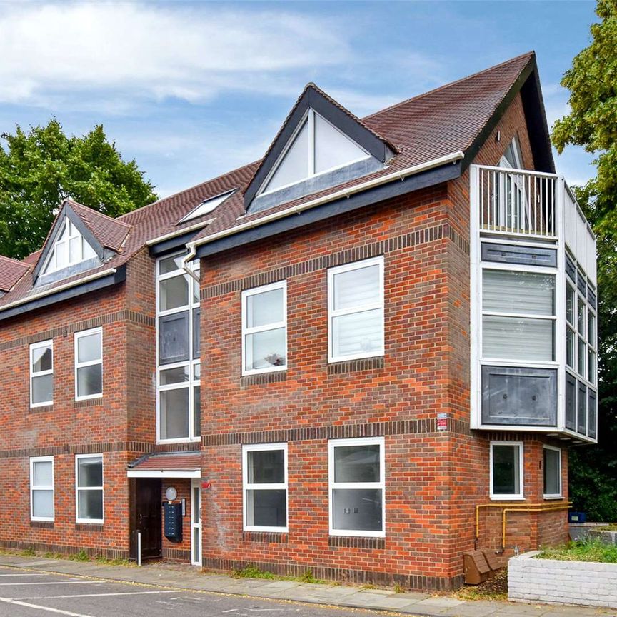 A fully furnished one bedroom apartment with wrap around reception room windows offering a fantastic views of The River Thames. - Photo 1