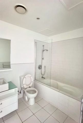 CBD Apartment with TWO carpark!!! - Photo 2