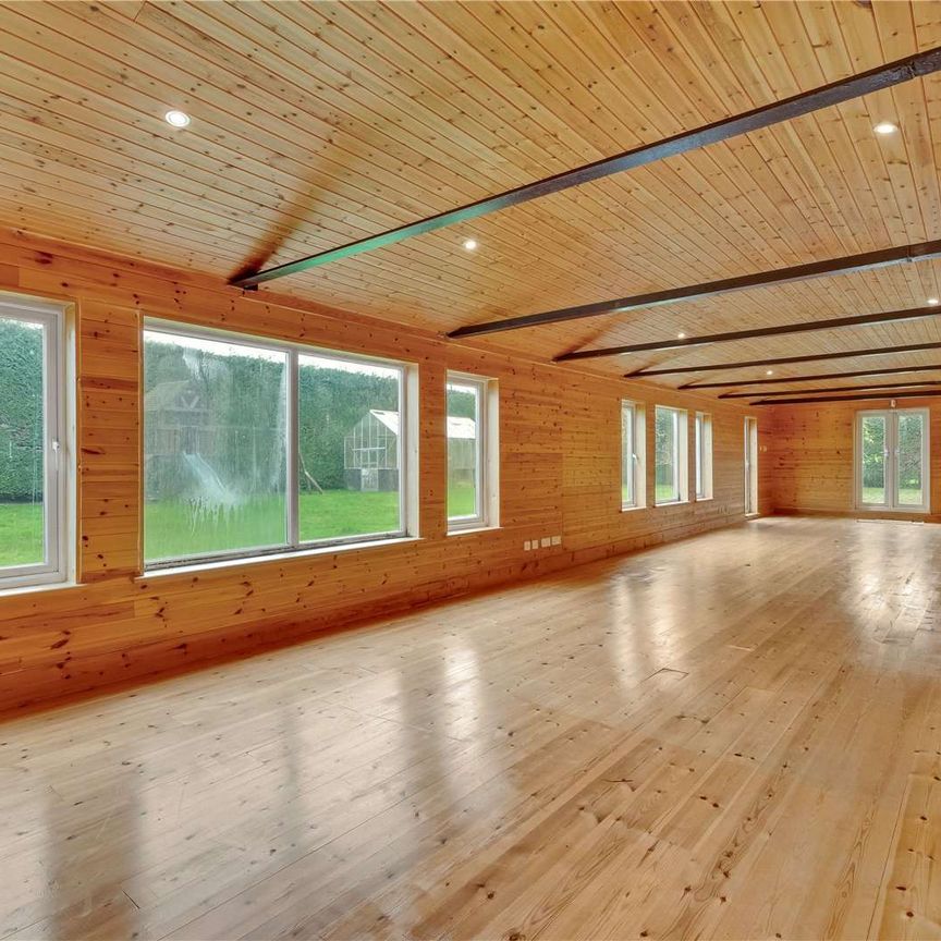 An impressive 5 bedroom gated home in Esher. - Photo 1