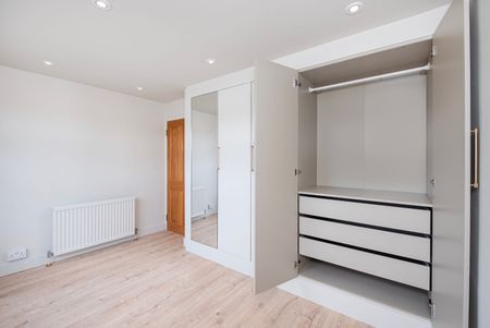 2 Bed Flat, Eardley Crescent, SW5 - Photo 2