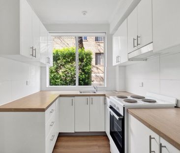 Renovated two bedroom apartment - Photo 2