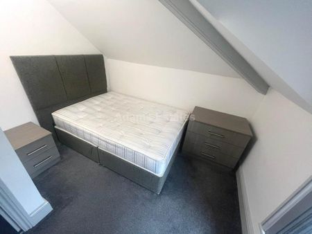 3 bedroom flat to rent - Photo 3