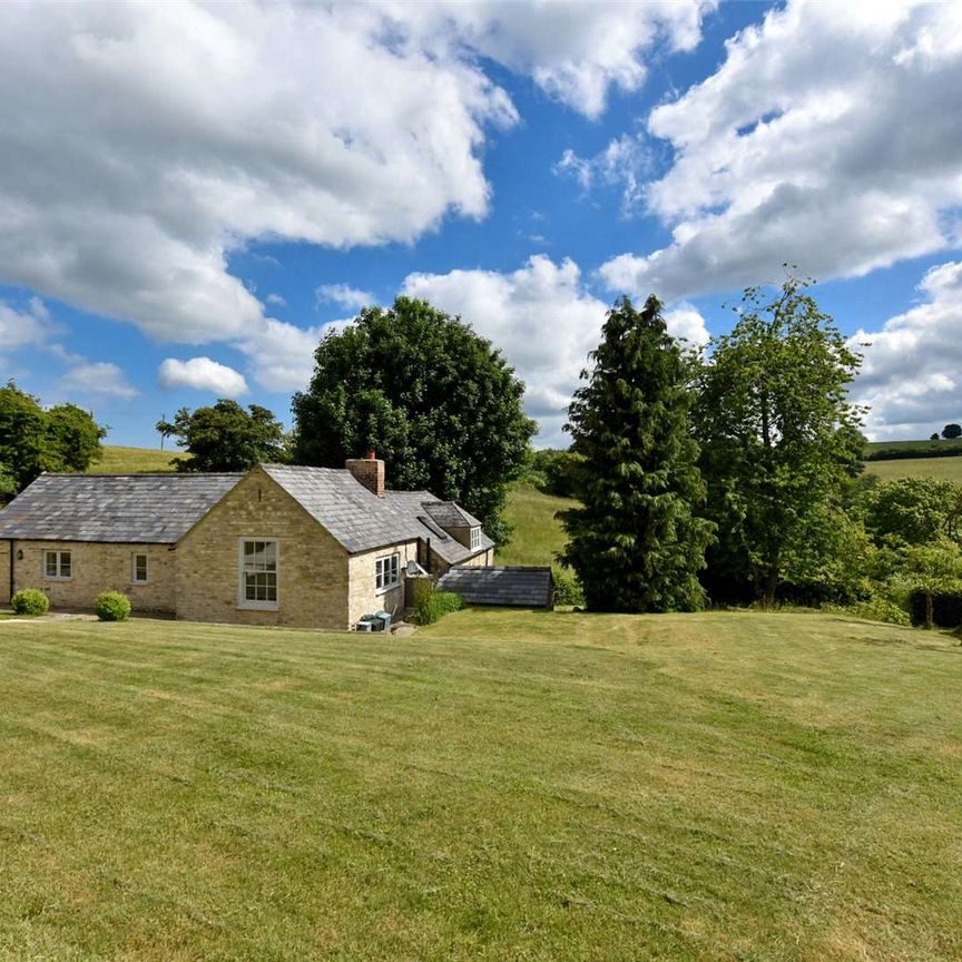 Beautiful cottage near the hamlet of The Camp. - Photo 1