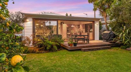 3 bedroom 2 bathroom in Sandringham - Photo 2