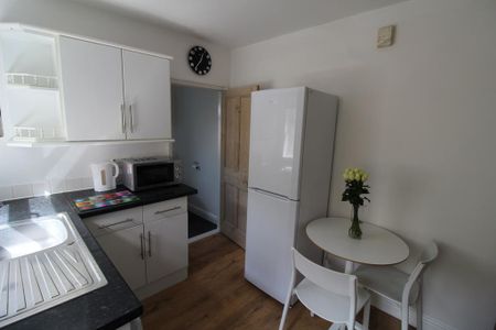 4 bedroom terraced house to rent - Photo 5