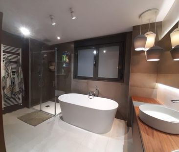 Jardín privado, diseño y luz | Chalet de esquina único en Boadilla - Photo 3