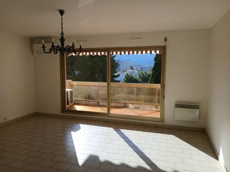 Location Appartement 4 pièces 93m² MARSEILLE 8ème - Photo 2