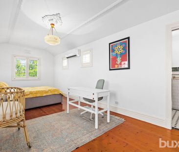 Elegant 4 bedroom plus studio Family Home with Stunning Gardens - Photo 4