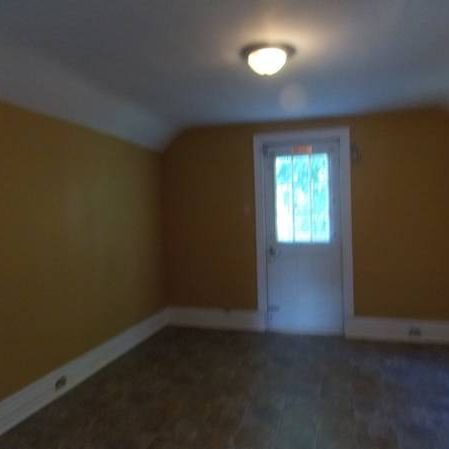 6 BEDROOM HOUSE (SHORT WALK TO QUEEN'S) [$750 PER BEDROOM DISCOUNTED] - Photo 1