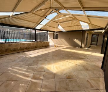 Spacious family living with poolside paradise! - Photo 5