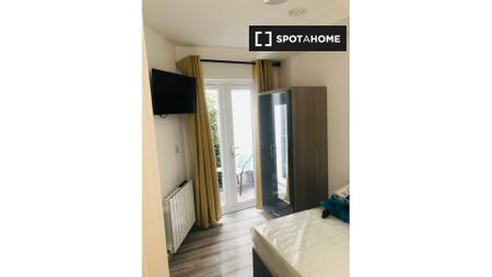 4-bedroom apartment for rent in East Wall, Dublin - Photo 3