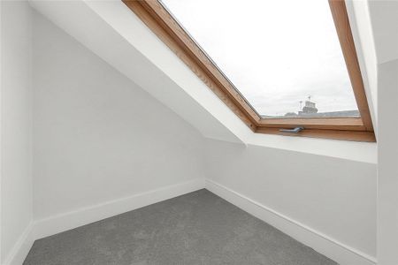 A well-proportioned two double bedroom maisonette situated on the first and second floor of this period house, located in the fashionable ‘Villes’. - Photo 4