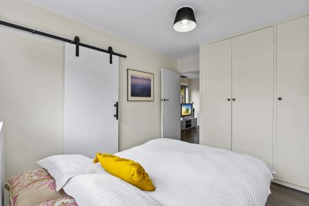 Cozy, Ground Floor Apartment with Easy, First-Come-First-Served Scramble Parking! PERMIT PARKING AVAILABLE TOO* - Photo 4