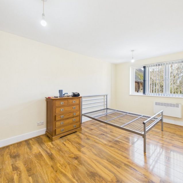 9 Hencroft Street North, Slough, Berkshire,SL1 - Photo 1