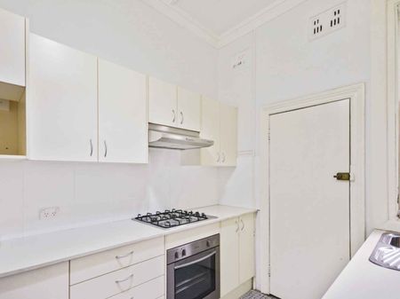 CHARMING "HOUSE–LIKE" ART DECO APARTMENT - Photo 4