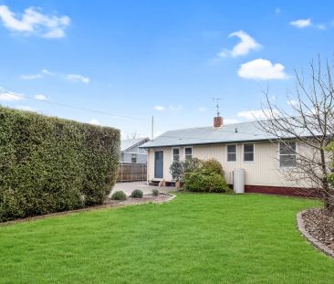 Charming Three-Bedroom Cottage in Quiet Narrabundah Street - Photo 3