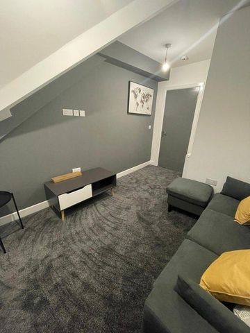 2 bedroom flat to rent - Photo 2