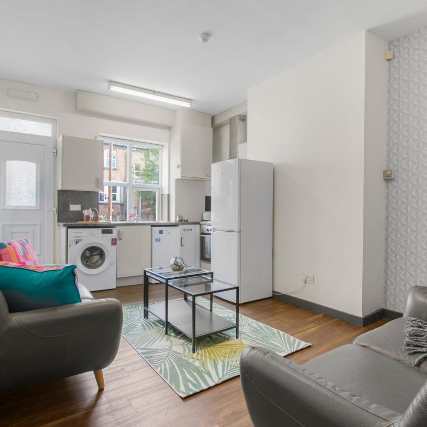 15 HYDE PARK TERRACE Leeds - LS6 1BJ - Photo 1