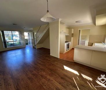 Beautiful 3 bedroom and 2 bathroom townhouse - Photo 1