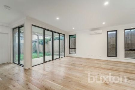 Lovely Townhouse in Good Location - partially furnished - Photo 2