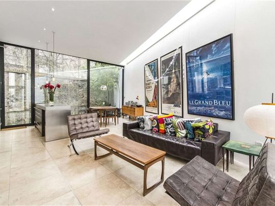 An impressive, unique and modern four bedroom house ideally located on a quiet residential road. - Photo 1