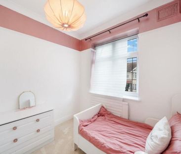 3 Bed Terraced House, Brockham Drive, IG2 - Photo 3