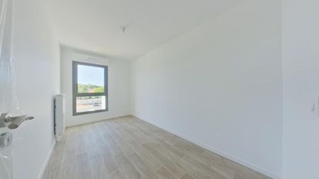 Location Appartement 4 pièces 81m² POITIERS 86000 - Photo 5