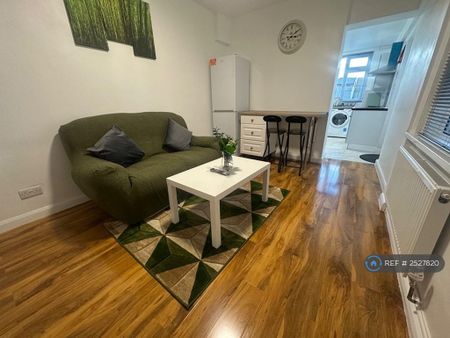 1 bedroom in a house share to rent - Photo 2