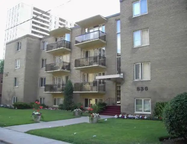 836 Roselawn Avenue - walk to Subway !!!! | 836 Roselawn Avenue, Toronto - Photo 1