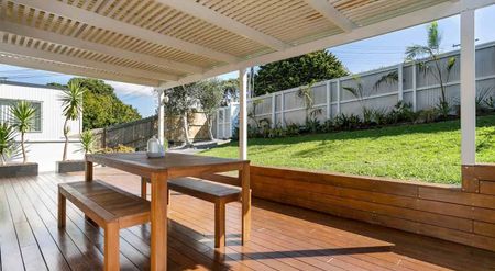 Quiet, Sunny 3BR Home in Peaceful Glendowie - Photo 3