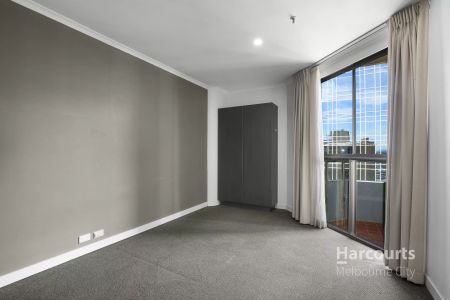 Spacious Two Bedroom Apartment with Carpark! - Photo 2