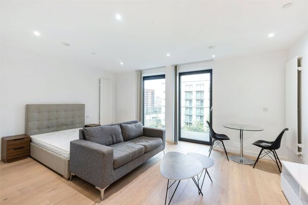 Royal Crest Avenue, London, E16 flat to rent - Photo 1