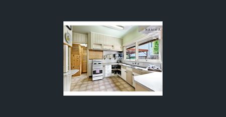 Retro Four Bedroom Eltham House and Garden - Photo 3