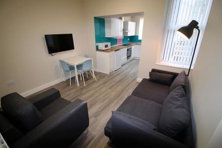 3 bedroom private hall to rent - Photo 3