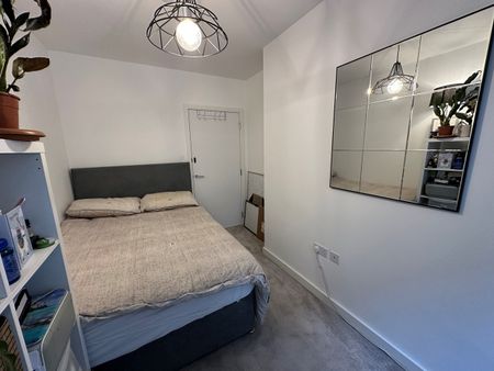 3 Bed Flat, Thunderer Street, E13 - Photo 2