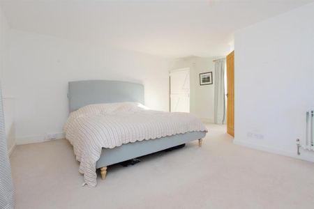 4 bedroom detached house to rent - Photo 4