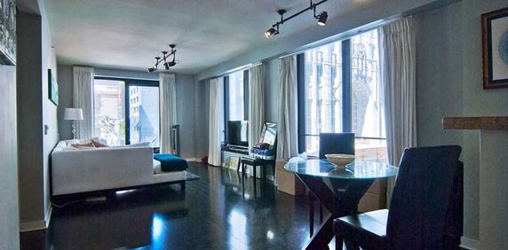 MODERN 1 BEDROOM APARTMENT IN CENTRAL TORONTO - Photo 2