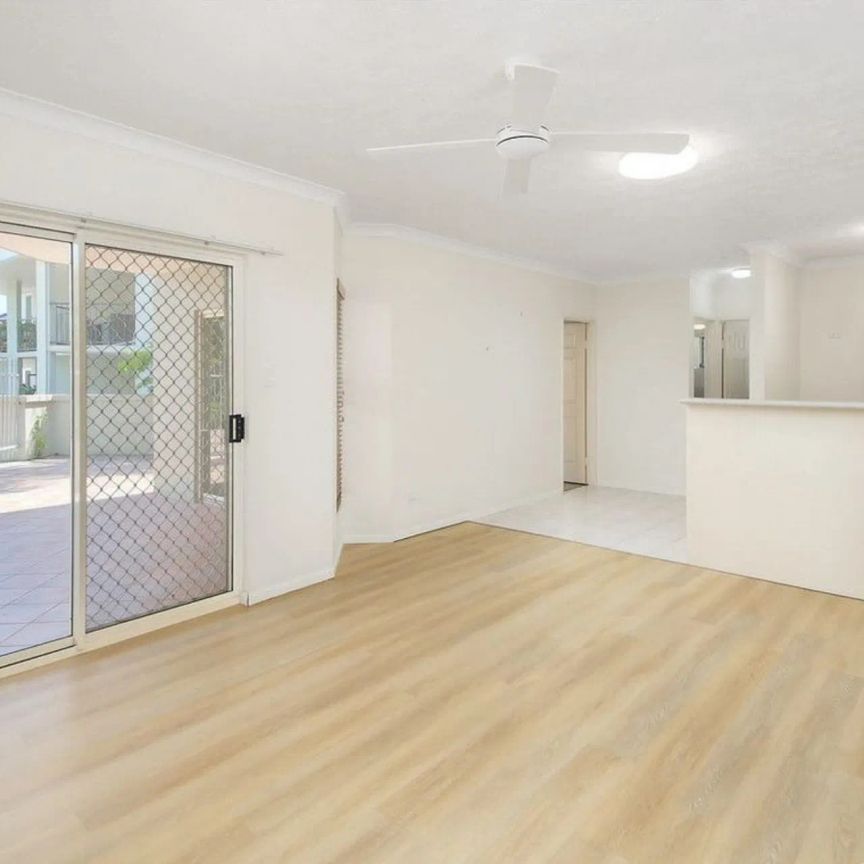 Prestigious 2-Bedroom Residence with Courtyard in Prime Yeronga Location - Photo 1
