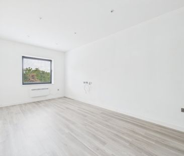 2 bedroom Flat in London Road, Camberley - Photo 6