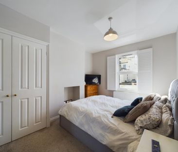 4 bedroom end of terrace house to rent - Photo 5