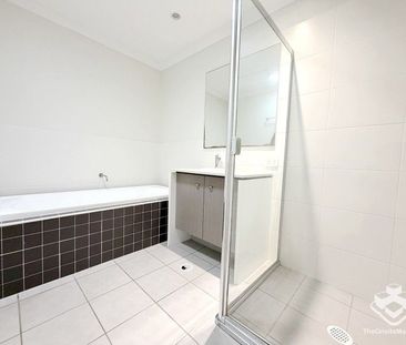 4 BEDROOM + STUDY TOWNHOUSE 100M TO WESTFIELD - Photo 2