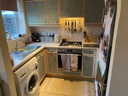 A two bedroom mid-terrace property with two double bedrooms, garage and parking, Aylesbury. Viewing a must! - Photo 3