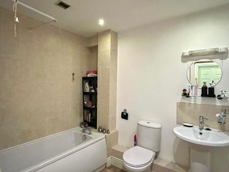 3 bedroom flat to rent - Photo 5