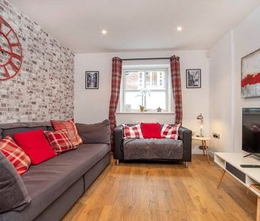 A spacious 2 bedroom 2 bathroom furnished ground floor apartment wi... - Photo 2